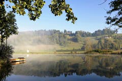 Herbstliches Spiegelbild: Die wärmenden Sonnenstrahlen lösen die letzten Nebelschwaden im Ostergau auf. (Bild: Hedy Muff-Ruckli (Willisau, 27. September 2018))