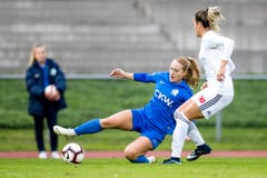 Luzerns Julia Höltschi (links) gegen Basels Sina Hirschi. (Bild: Philipp Schmidli (Luzern, 29. September 2018))