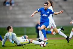 Luzerns Nicole Remund (links) wird von Basels Torfrau Nadine Böni gebremst. (Bild: Philipp Schmidli (Luzern, 29. September 2018))