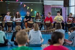 Zum 50-Jahr-Jubiläum der Kantonsschule Alpenquai zeigten die Schüler eine Jembee-Vorführung in der Turnhalle. (Bild: Dominik Wunderli, 28. September 2018)