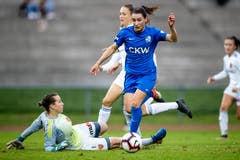 Luzerns Nicole Remund (rechts) umkurvt Basels Torfrau Nadine Böni. (Bild: Philipp Schmidli (Luzern, 29. September 2018))