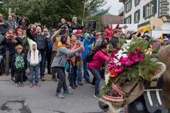 Da werden die Handy gezückt: Zuschauer am Strassenrand. (Bild: Nadia Schärli (Schüpfheim, 29. September 2018))
