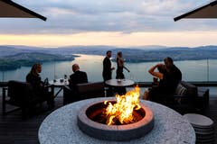 Dabei genossen die Gäste den Ausblick auf den Vierwaldstättersee. (Bild: Philipp Schmidli, 28. September 2018)