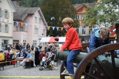 Alte Kanonen als willkommenes Spielzeug. (Bild: Urs Hanhart (Altdorf, 29. September 2018)