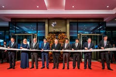 Sie durchschnitten gemeinsam das obligate Band (von links): Dr. German Grüniger, Astrid Kaiser, Alfred Bossard, Hamad Abdulla Al-Mulla, Bundesrat Johann Schneider-Ammann, Scheich Nawaf bin Jassim bin Jabor Al-Thani, Omer Abdul Aziz Al Marwani, Bruno H. Schöpfer und Generalmanager Robert P. Herr. (Bild: Philipp Schmidli, 28. September 2018)
