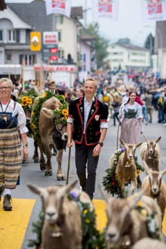 Die Älplerfamilien sind am Samstag von Tausenden Zuschauern am Strassenrand begrüsst worden. (Bild: Nadia Schärli (Schüpfheim, 29. September 2018))