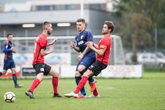 Elvis Bratanovic vom FC Sursee gegen die Kickers-Spieler Granit Palushi (links) und Philippe Fischer. (Bild: Manuela Jans-Koch (Luzern, 29. September 2018))