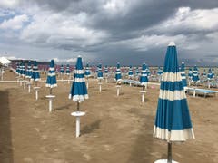 Die Badesaison ist vorbei, verlassen stehen Liegestühle und Schirme am Strand. (Bild: Helene Gosswiler (Fano, Italien (2. September 2018))