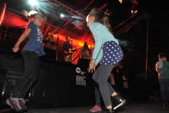 Vor der Openair-Bühne auf dem Unterlehn ging tänzerisch die Post ab. (Bild: Urs Hanhart (Altdorf, 29. September 2018))