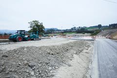 Auf der Strasse ist die erste Lage Schotter bereits aufgeschüttet. Als nächstes sind die Kies- und Asphaltschichten am Zug.