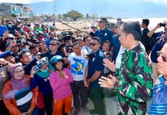 President Joko Widodo spricht mit der Bevölkerung von Palu. (Agus Suparto/Indonesian Presidential Office via AP)