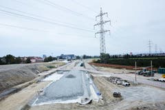 Wie ein grauer Wurm wird sich die drei Kilometer lange Tangente Zug/Baar ab 2021 durch die Ebene zwischen dem Baarer Autobahnanschluss und den Zuger Berggemeinden schlängeln.