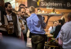 Konstanz (D) - Stimmung und viel Bier am Oktoberfest in Konstanz.