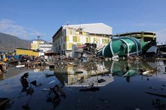 Ruine eines zerstörten Einkaufszentrums in Palu. (AP Photo/Tatan Syuflana)