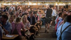 Konstanz (D) - Stimmung und viel Bier am Oktoberfest in Konstanz.