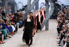 Models present creations by Akris at the end of the Spring-Summer 2019 Ready-to-Wear collection fashion show in Paris, on September 30, 2018. / AFP PHOTO / FRANCOIS GUILLOT