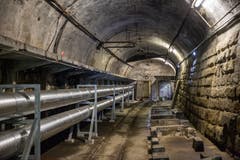 Im Tunnel verlaufen Leitungen vom St.Galler Fernwärmenetz. (Bild: Raphael Rohner)
