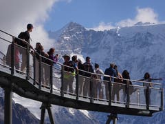 Viele Ausflügler und Touristen geniessen die Aussicht und schiessen Fotos. (Bild: Josef Müller (4. September 2018))