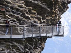 Hoch über dem Abgrund wandern die Besucher. (Bild: Josef Müller (4. September 2018))
