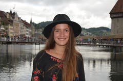 Julia Jann, Muotathal: Meine Eltern haben einen Landgasthof im Muotathal, und ich liebe nichts mehr, als im Herbst heimische Wildspezialitäten zu geniessen. Am besten schmecken mir Spätzli dazu. Wenn es kälter wird, bin ich meistens schneller müde. Daher schlafe ich im Herbst oft auch viel mehr als im Sommer. (Bild: Antonio Russo)