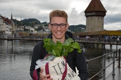 Kevin Kuhn, Luzern: In meiner Freizeit koche ich sehr gerne, daher freue ich mich auf das frisch geerntete Gemüse. Randen finde ich besonders fein. Im Ofen lässt sich jedes Gemüse schnell und einfach zubereiten. Wenn die Tage wieder länger und kälter werden, arbeite ich abends meist länger. Doch das macht mir nichts aus. (Bild: Antonio Russo)