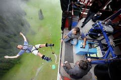 Bungee-Sprung aus 130 Metern aus der Gondelbahn Gerschnialp-Trübsee (Bild: Pius Amrein (Engelberg, 22. August 2009)