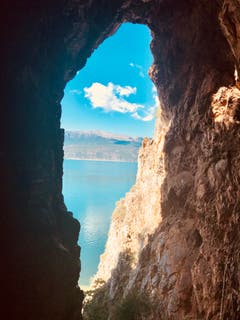 Der Aufstieg zu einem Eremitenkloster in den Felsen hat sich allein schon der Aussicht wegen gelohnt (Bild: Helene Gosswiler (Psarades, Griechenland, 8. September 2018))