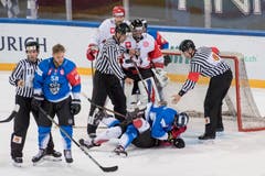 Die Schiedsrichter versuchen Spieler zu trennen, die während des Spiels aneinander geraten sind. (Bild: Keystone/Urs Flüeler (Zug, 8. September 2018)).