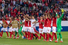 Die Schweizer Spieler bedanken sich nach dem Spiel bei den Fans. (Bild: Keystone/Walter Bieri (St. Gallen, 8. September 2018))
