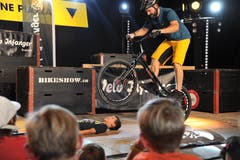 Spektakuläre Trial-Bike-Show, gesponsert von Velo Infanger. (Bild: Urs Hanhart, Altdorf, 8. September 2018)