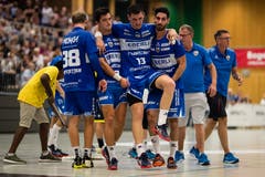 Claudio Vögtli (links) und Amin Yousefinezhad (rechts) tragen den verletzten Filip Gavranovic (Mitte) des HC Kriens-Luzern vom Spielfeld. (Bild: Philipp Schmidli (Kriens, 8. September 2018))