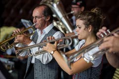 Jung und etwas Älter spielen in der Blaskapelle Planggorni Seite an Seite. (Bild: Philipp Schmidli (Weggis, 8. September 2018))