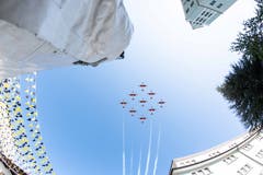 Das PC-7 Team fliegt über das Areal der «Uri 18».(Bild: Valentin Luthiger, Altdorf, 8. September 2018)