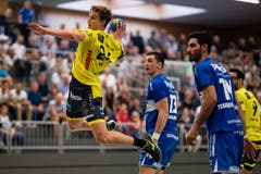Gegen TSV St. Otmar St. Gallens Tobias Wetzel (links) haben HC Kriens-Luzerns Filip Gavranovic (Mitte) und Amin Yousefinezhad das Nachsehen. (Bild: Philipp Schmidli (Kriens, 8. September 2018))