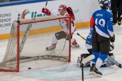 Nikita Remezov (links) von Grodna bejubelt das Tor zum 1:2. (Bild: Keystone/Urs Flüeler (Zug, 8. September 2018)).