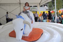 Auch einen Stier reiten kann man der Messe. (Bild: Urs Hanhart, Altdorf, 8. September 2018)