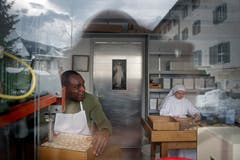 Charly stanzt die Hostien aus, Schwester Margareta macht die Schlusskontrolle. Zu Besuch bei der Produktion im Frauenkloster Sankt Peter (Bild: Pius Amrein (Schwyz, 5. März 2013)