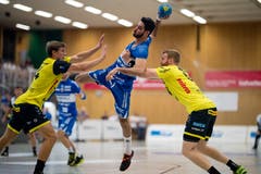 HC Kriens-Luzerns Amin Yousefinezhad (Mitte) gegen TSV St. Otmar St. Gallens Tobias Wetzel (links) und Max Höning. (Bild: Philipp Schmidli (Kriens, 8. September 2018))
