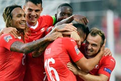 Die Schweizer Fussballer Kevin Mbabu (v.l.), Granit Xhaka, Denis Zakaria, Albian AJeti and Xherdan Shaqiri feiern gemeinsam ein Tor. (Bild: Keystone/Walter Bieri (St. Gallen, 8. September 2018))
