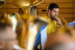 Am Kurpark in Vitznau gibt die Blaskapelle Zimmerberg ihre Stücke zum Besten. (Bild: Philipp Schmidli (Vitznau, 8. September 2018))