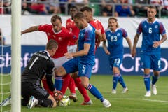 Getümmel vor dem isländischen Tor: Islands Torhüter Hannes Halldorsson (links), der Schweizer Xherdan Shaqiri (2.v.l.) und der Isländer Sverrir Ingason. (Bild: Keystone/Georgios Kefalas (St. Gallen, 8. September 2018))