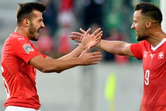 Die Schweizer Albian Ajeti (links) und Haris Seferovic freuen sich über das fünfte Tor. (Bild: Keystone/Walter Bieri (St. Gallen, 8. September 2018))