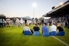 Souvenirjäger sitzen auf dem Rasen im alten FCL-Stadion (Bild: Pius Amrein (Luzern, 13. Juni 2009)