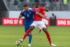 Isalnds Bjoern Sigurdarsson (links) im Zweikampf mit dem Schweizer Denis Zakaria. (Bild: Keystone/Georgios Kefalas (St. Gallen, 8. September 2018))