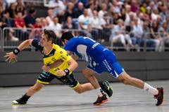 TSV St. Otmar St. Gallens Bo Spellerberg (links) gegen HC Kriens-Luzerns Amin Yousefinezhad. (Bild: Philipp Schmidli (Kriens, 8. September 2018))