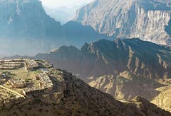 Das Hajar-Gebirge gilt als Wunderland der Geologie. Hier lässt sich ein Querschnitt durch alle Gesteinsschichten leicht erkunden. Atemberaubend ist die Aussicht vom Mountain-Resort Anantara Al Jabal Al Akhdar auf 2000 Metern über Meer.