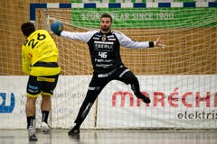 HC Kriens-Luzerns Goalie Andre Willimann (rechts) macht sich im Tor breit vor Severin Kaiser des TSV St. Otmar St. Gallen. (Bild: Philipp Schmidli (Kriens, 8. September 2018))