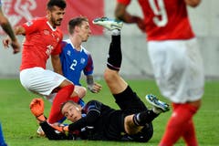 Der Schweizer Albian Ajeti (links) schiesst das fünfte Tor gegen Isalnds Torhüter Halldorsson. (Bild: Keystone/Walter Bieri (St. Gallen, 8. September 2018))