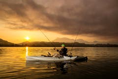 Philipp Flatau angelt mit dem Kajak auf dem Vierwaldstaettersee. (Bild: Philipp Schmidli (Luzern, 18. Mai 2018))