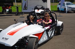 Ruth Burch und Tochter Kaya aus Kägiswil testen ein Elektro-Mobil bei "Bewegt 18". (Bilder: Franziska Herger (Kägiswil, 8. September 2018))